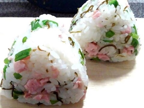 お弁当に魚肉ソーセージと葱と塩こんぶの花見おにぎり